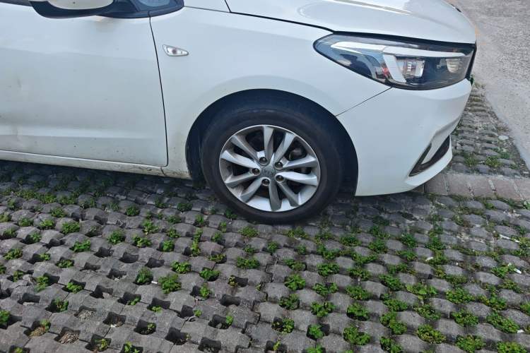 Used Kia K3 2016 1.6L Automatic with Sunroof Right Front Wheel Hub