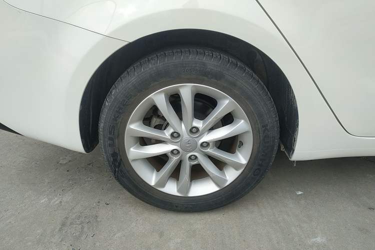 Used Kia K3 2016 1.6L Automatic GLS Right Rear Wheel Hub
