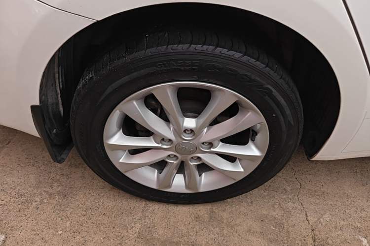 Used Kia K3 2016 1.6L Automatic DLX Right Rear Wheel Hub