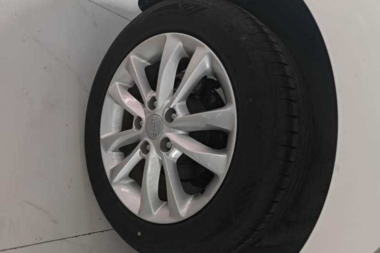Used Kia K3 2016 1.6L Automatic GL Right Rear Wheel Hub