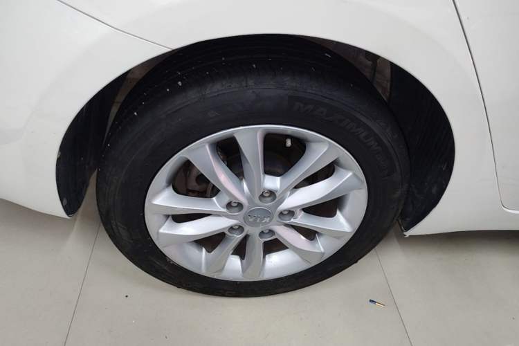 Used Kia K3 2016 1.6L Automatic with Sunroof Right Rear Wheel Hub