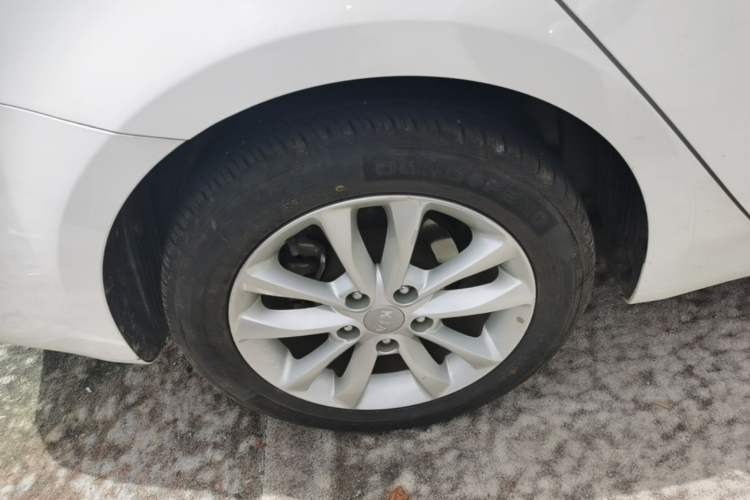 Used Kia K3 2016 1.6L Automatic GLS Right Rear Wheel Hub