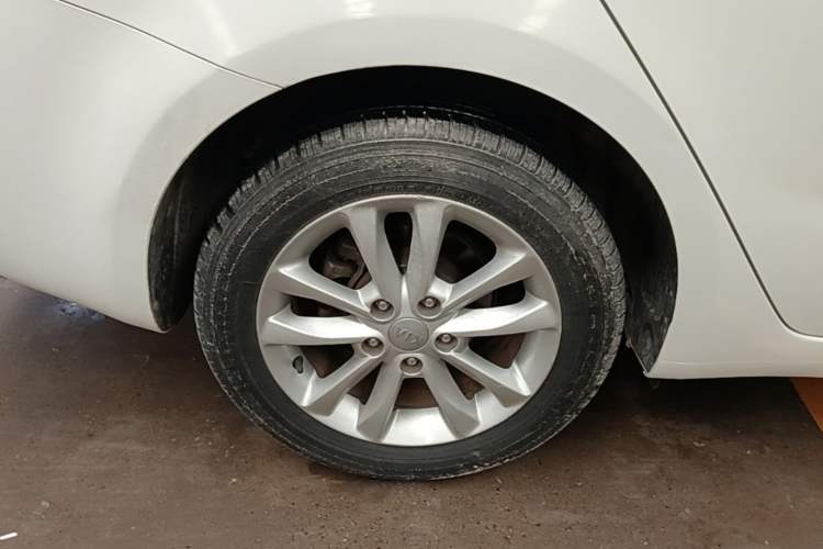 Used Kia K3 2016 1.6L Automatic with Sunroof Right Rear Wheel Hub