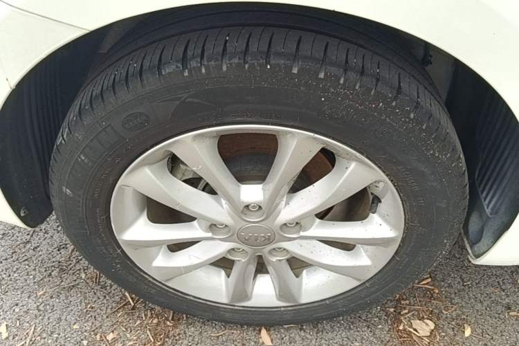 Used Kia K3 2016 1.6L Automatic GLS Right Rear Wheel Hub