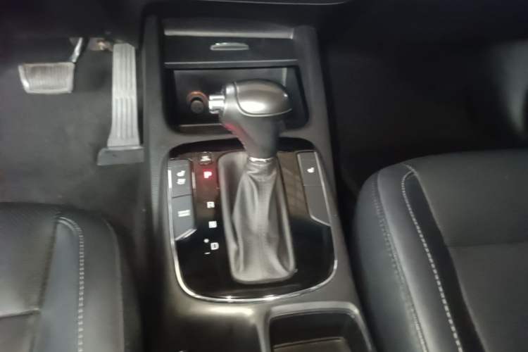 Used Kia K3 2017 1.6L Automatic 15th Anniversary Special Edition GLS Gear Lever
