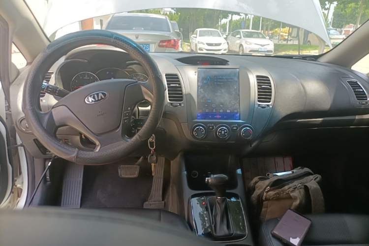 Used Kia K3 2017 1.6L Automatic 15th Anniversary Special Edition GLS Center Console