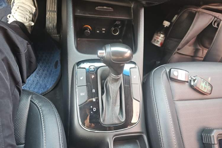 Used Kia K3 2017 1.6L Automatic 15th Anniversary Special Edition GLS Gear Lever