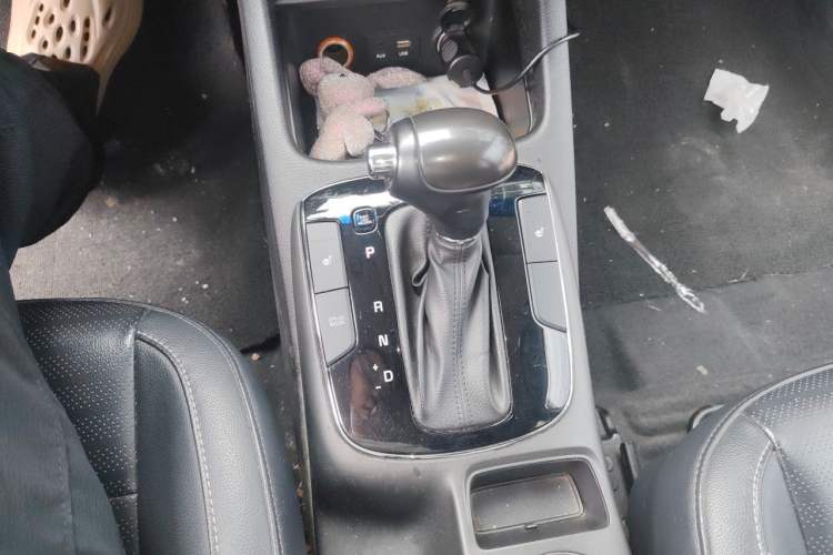 Used Kia K3 2017 1.6L Automatic 15th Anniversary Special Edition GLS Gear Lever
