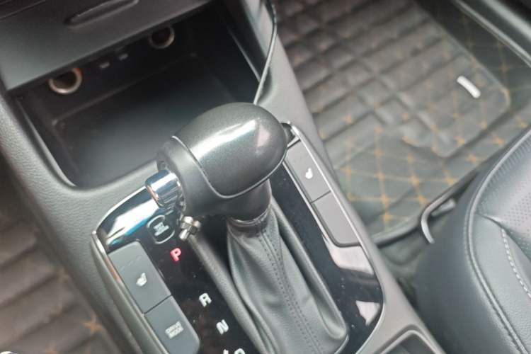 Used Kia K3 2017 1.6L Automatic 15th Anniversary Special Edition GLS Gear Lever