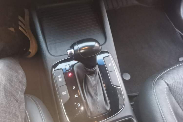 Used Kia K3 2017 1.6L Automatic 15th Anniversary Special Edition GLS Gear Lever