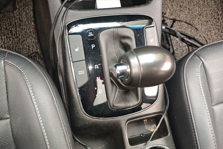Used Kia K3 2017 1.6L Automatic 15th Anniversary Special Edition GLS Gear Lever