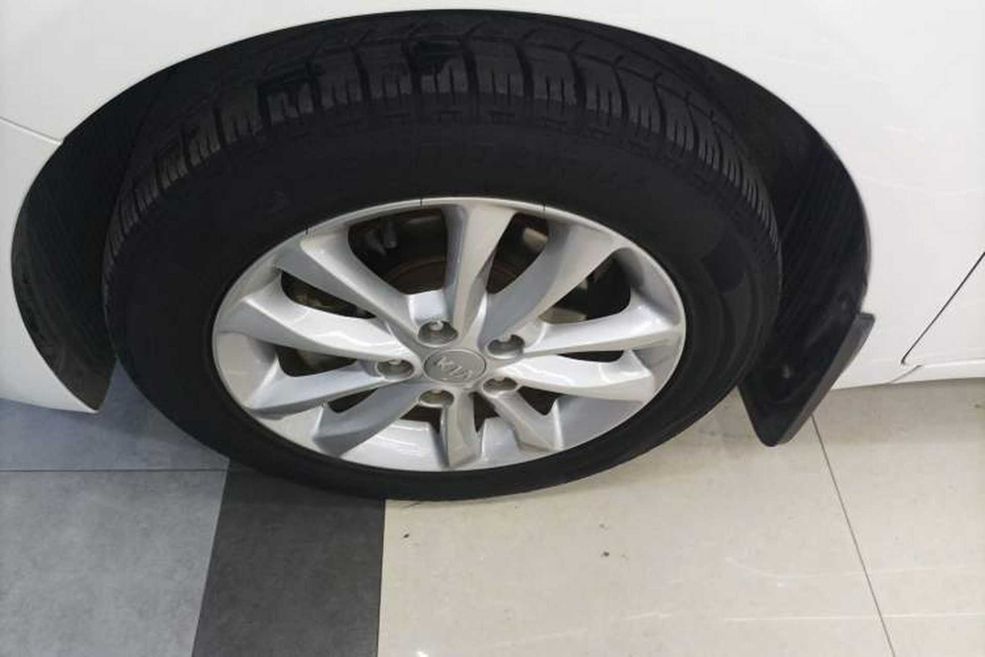 Used Kia K3 2017 1.6L Automatic 15th Anniversary Special Edition GLS Left Front Wheel Hub