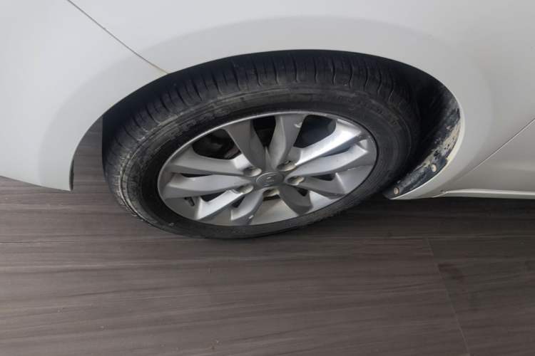 Used Kia K3 2017 1.6L Automatic 15th Anniversary Special Edition GLS Left Front Wheel Hub