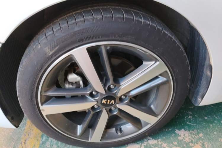 Used Kia K3 2017 1.6L Automatic 15th Anniversary Special Edition GLS Left Front Wheel Hub