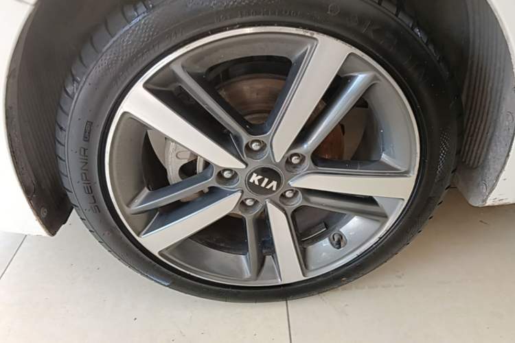 Used Kia K3 2017 1.6L Automatic 15th Anniversary Special Edition GLS Left Front Wheel Hub