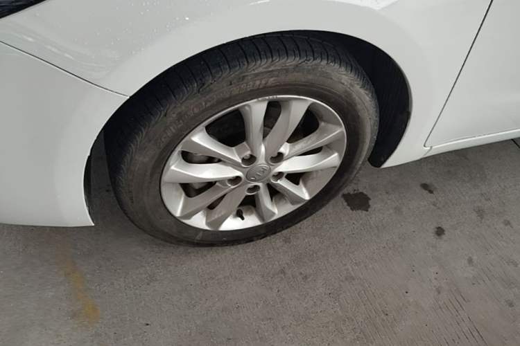 Used Kia K3 2017 1.6L Automatic 15th Anniversary Special Edition GLS Left Front Wheel Hub