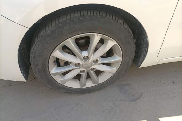 Used Kia K3 2017 1.6L Automatic 15th Anniversary Special Edition GLS Left Front Wheel Hub