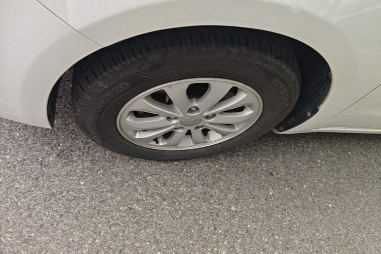 Used Kia K3 2017 1.6L Automatic 15th Anniversary Special Edition GLS Left Front Wheel Hub