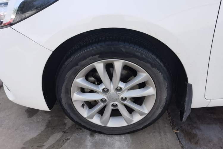 Used Kia K3 2017 1.6L Automatic 15th Anniversary Special Edition GLS Left Front Wheel Hub