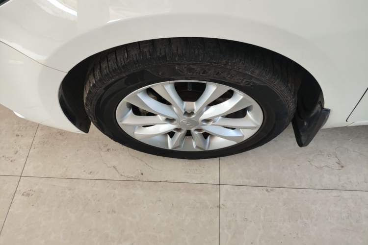 Used Kia K3 2017 1.6L Automatic 15th Anniversary Special Edition GLS Left Front Wheel Hub