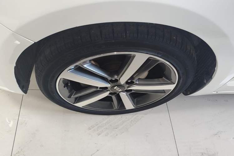 Used Kia K3 2017 1.6L Automatic 15th Anniversary Special Edition GLS Left Front Wheel Hub