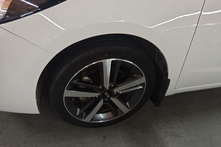 Used Kia K3 2017 1.6L Automatic 15th Anniversary Special Edition GLS Left Front Wheel Hub