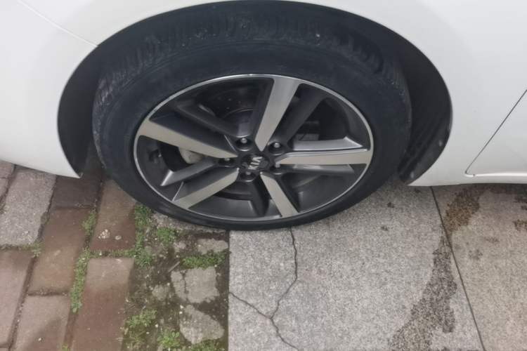 Used Kia K3 2017 1.6L Automatic 15th Anniversary Special Edition GLS Left Front Wheel Hub