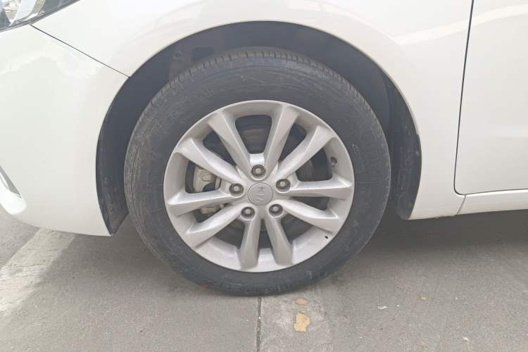 Used Kia K3 2017 1.6L Automatic 15th Anniversary Special Edition GLS Left Front Wheel Hub