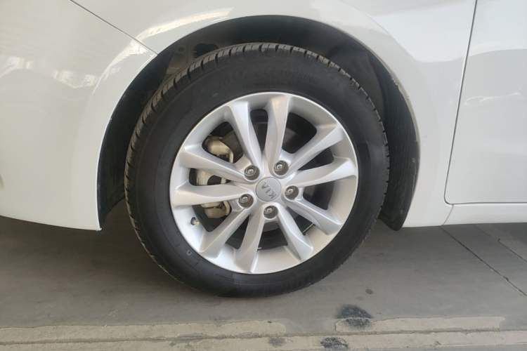 Used Kia K3 2017 1.6L Automatic 15th Anniversary Special Edition GLS Left Front Wheel Hub