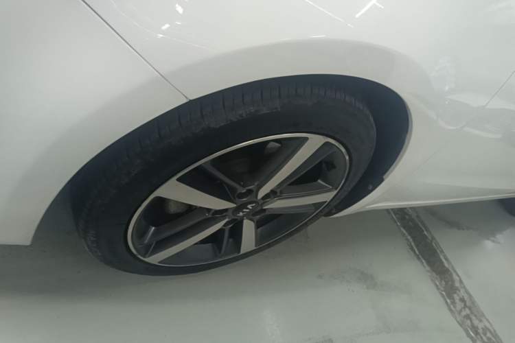 Used Kia K3 2017 1.6L Automatic 15th Anniversary Special Edition GLS Left Front Wheel Hub