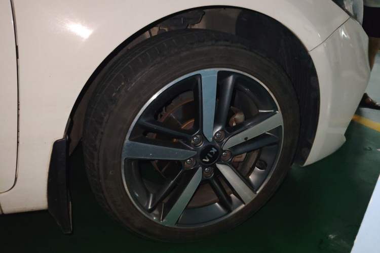 Used Kia K3 2017 1.6L Automatic 15th Anniversary Special Edition GLS Right Front Wheel Hub