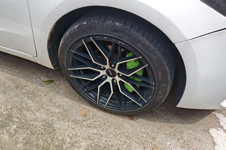 Used Kia K3 2017 1.6L Automatic 15th Anniversary Special Edition GLS Right Front Wheel Hub