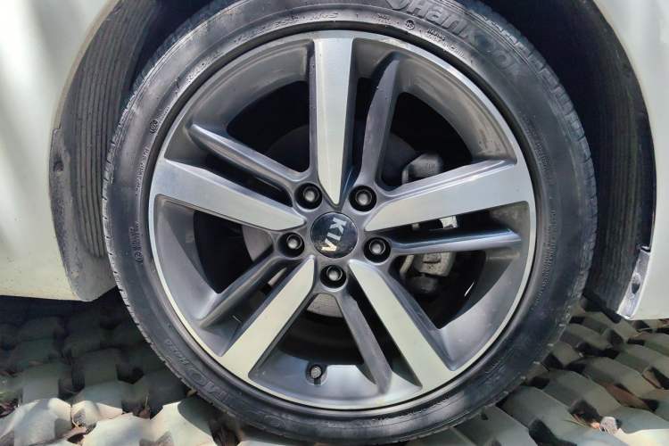 Used Kia K3 2017 1.6L Automatic 15th Anniversary Special Edition GLS Right Front Wheel Hub