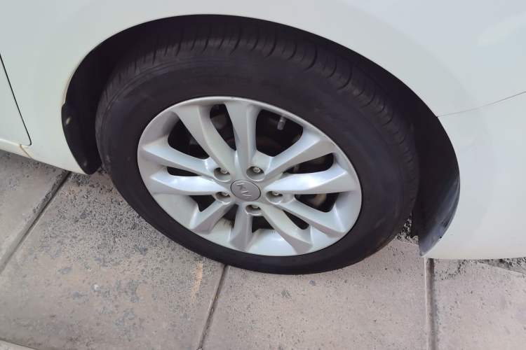 Used Kia K3 2017 1.6L Automatic 15th Anniversary Special Edition GLS Right Front Wheel Hub