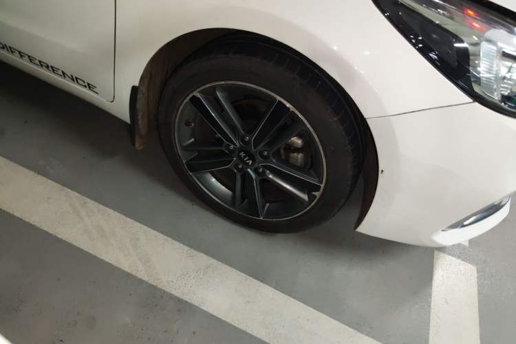 Used Kia K3 2017 1.6L Automatic 15th Anniversary Special Edition GLS Right Front Wheel Hub