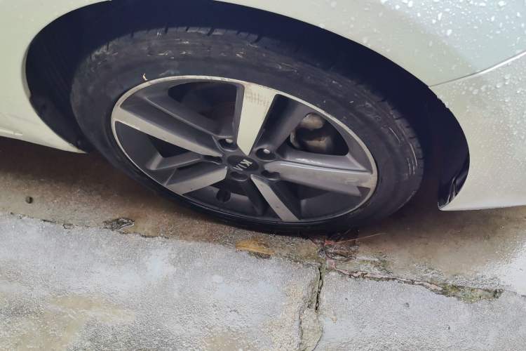 Used Kia K3 2017 1.6L Automatic 15th Anniversary Special Edition GLS Right Front Wheel Hub