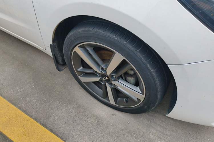 Used Kia K3 2017 1.6L Automatic 15th Anniversary Special Edition GLS Right Front Wheel Hub