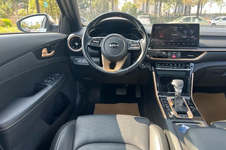 Used Kia K3 2019 1.5L CVT Luxury Edition Center Console