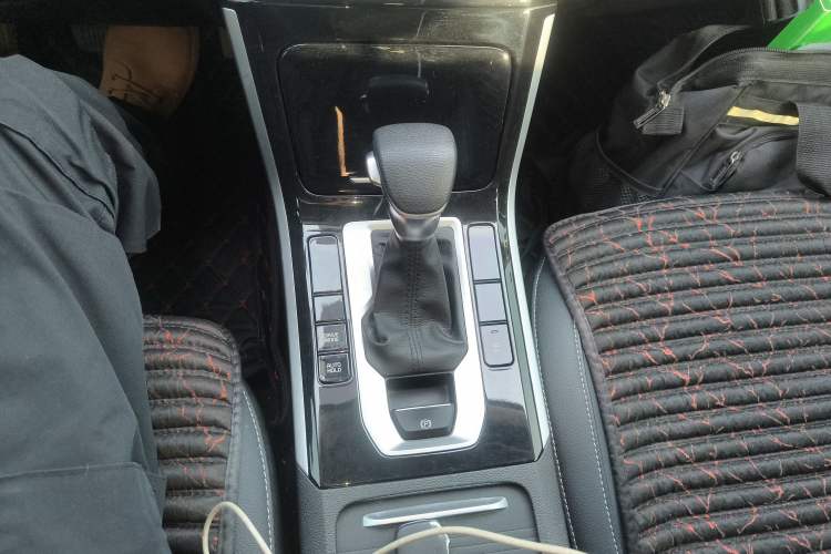 Used Kia K3 2020 1.5L CVT New Sharp Edition with Sunroof Gear Lever