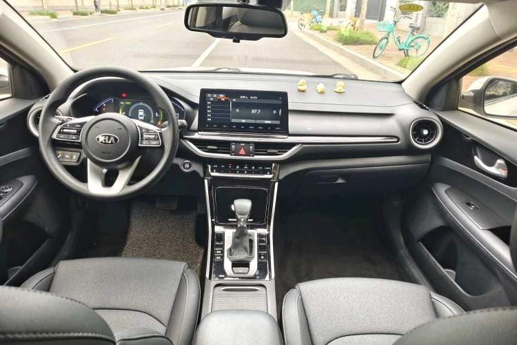 Used Kia K3 2020 1.5L CVT Smart Connect Edition Interior 4