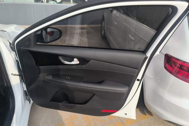 Used Kia K3 2020 1.5L CVT New Sharp Edition with Sunroof Interior 5