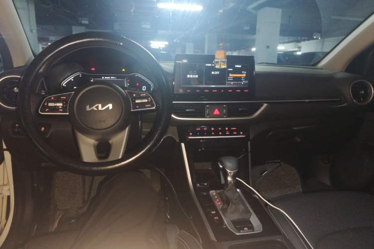 Used Kia K3 2021 1.5L CVT Fashion Edition Center Console