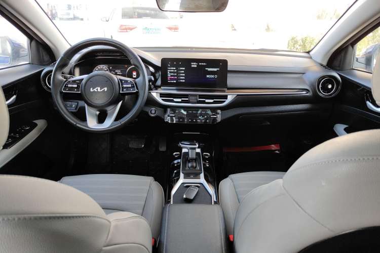 Used Kia K3 2023 1.5L CVT Luxury Edition Center Console