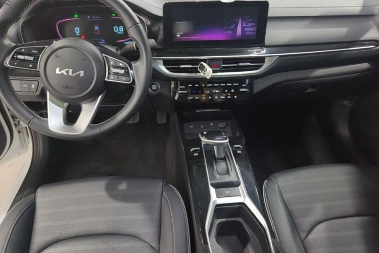 Used Kia K3 2023 1.5L CVT Luxury Edition Center Console