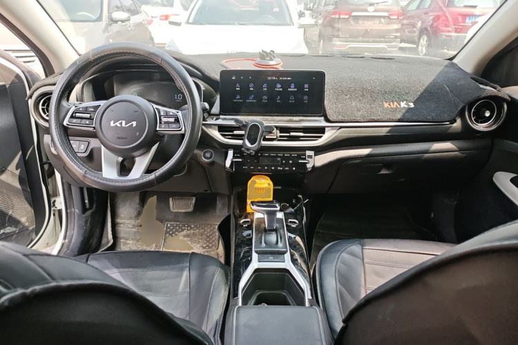 Used Kia K3 2023 1.5L CVT Luxury Edition Center Console
