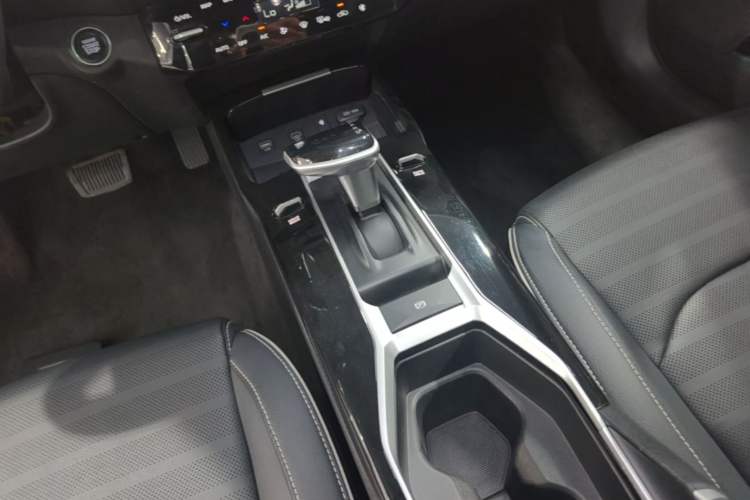 Used Kia K3 2023 1.5L CVT Luxury Edition Gear Lever