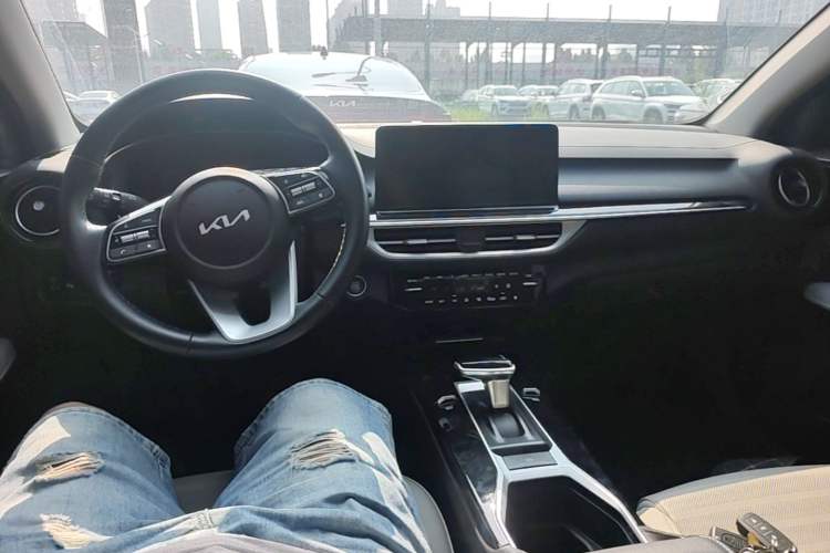 Used Kia K3 2024 1.5L CVT Luxury Smart Edition Center Console