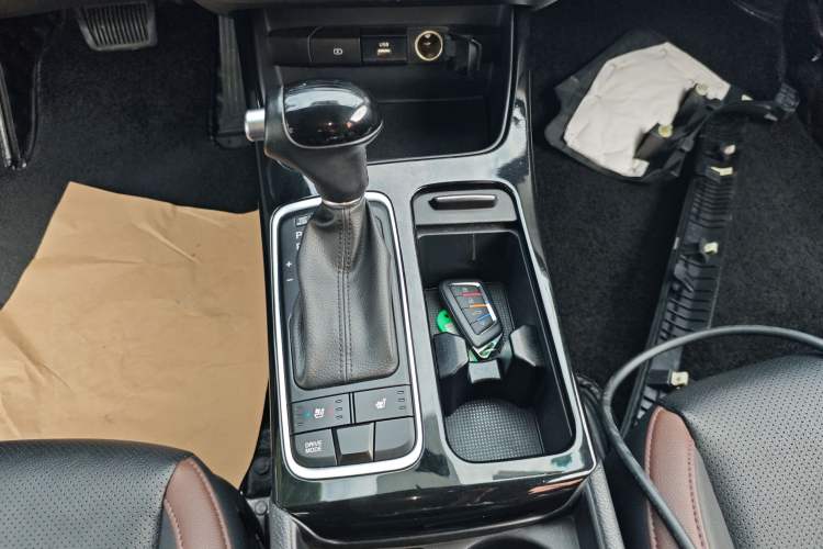 Used Kia K3 (Kai Shen) 2017 1.8L Automatic DLX Gear Lever