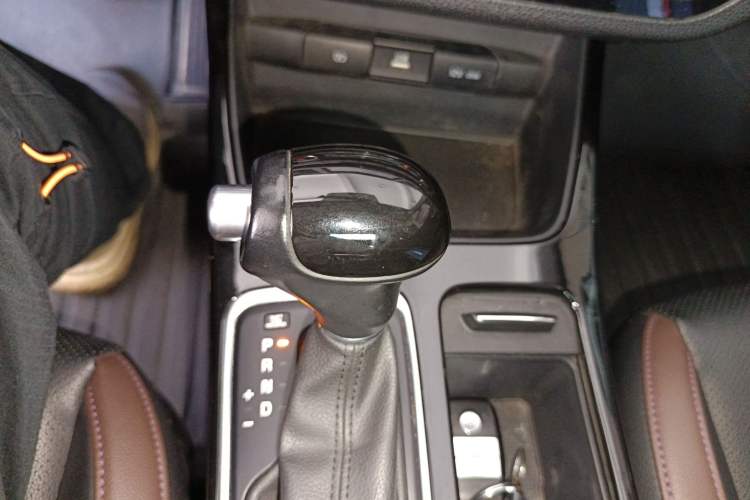 Used Kia K3 (Kai Shen) 2017 1.8L Automatic DLX Gear Lever