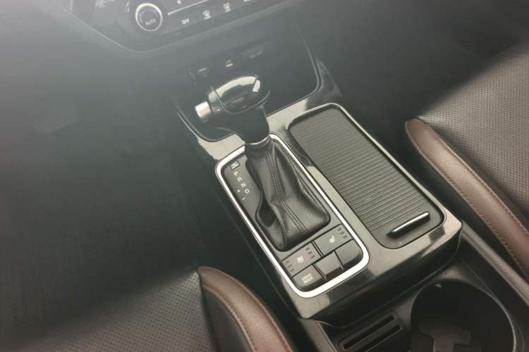 Used Kia K3 (Kai Shen) 2017 1.8L Automatic DLX Gear Lever